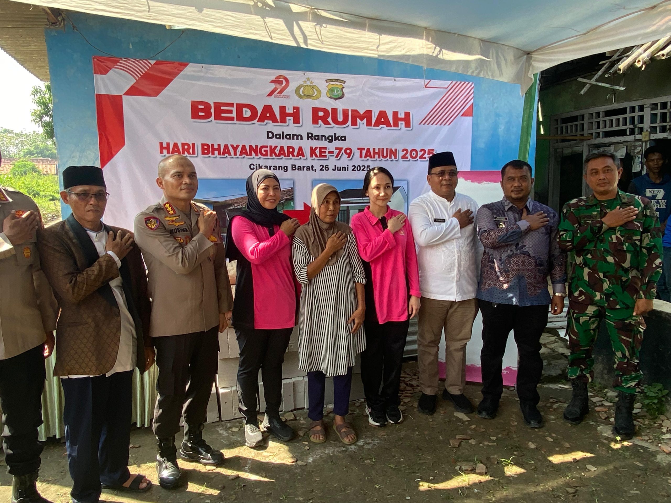 Kapolsek Cikarang Barat dampingi Kapolres Metro Bekasi Laksanakan Bedah Rumah untuk Warga Tidak Mampu dalam Rangka Menyambut HUT Bhayangkara ke-79