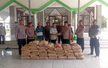 Polsek Tambelang Gelar Bhakti Religi, Salurkan Bantuan Semen untuk Pembangunan Masjid Jamie Daarul Muttaqin di Sukaraja