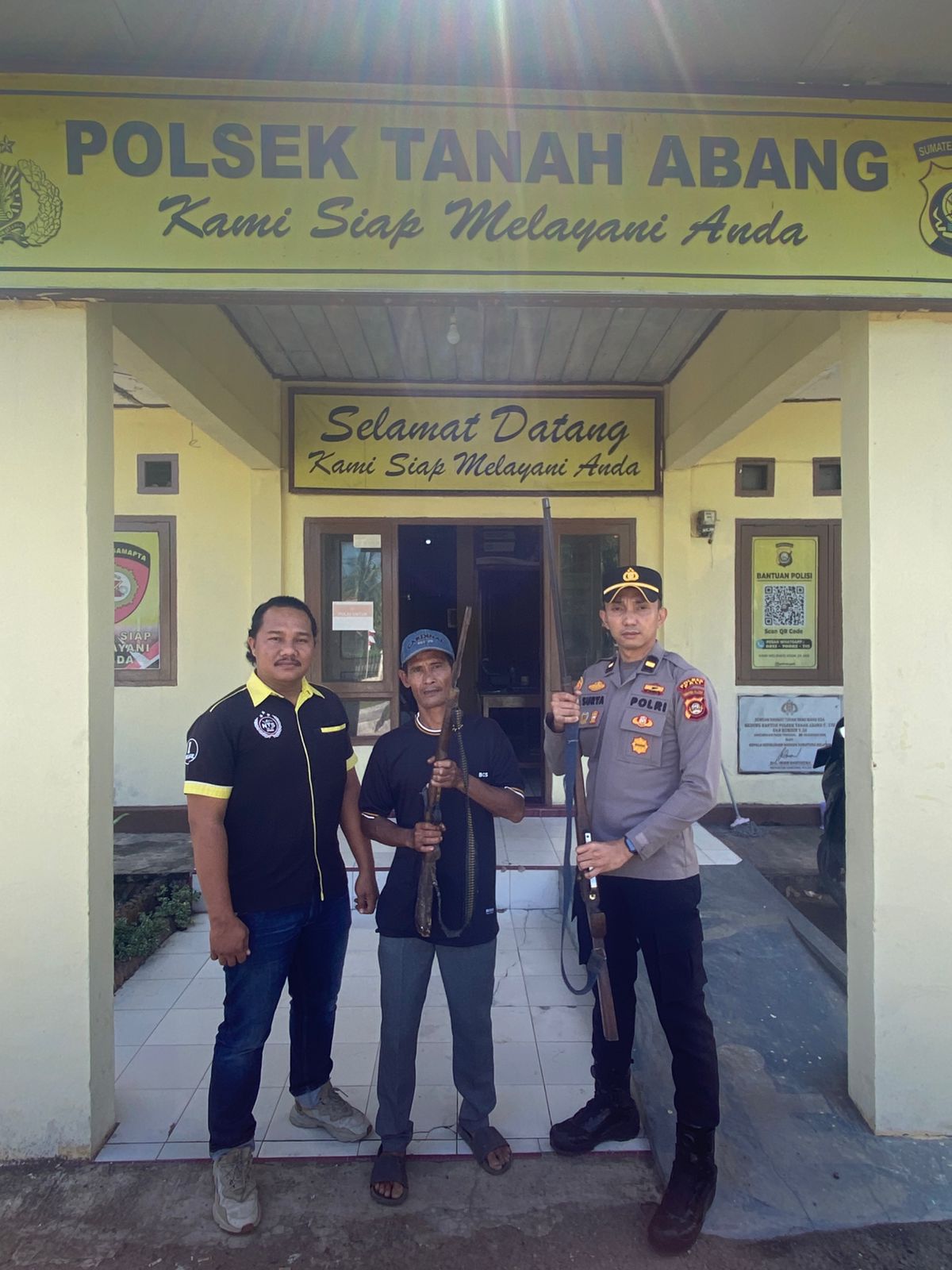 Dukung Ops Senpi Musi 2025, Kades Curup Serahkan Dua Pucuk Senjata Api Rakitan ke Polsek Tanah Abang