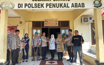 Sembilan Pucuk Senpi Rakitan Diserahkan ke Polsek Penukal Abab, Camat Penukal Jadi Pelopor Kesadaran Hukum Warga