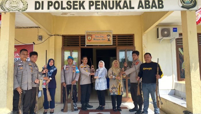 Sembilan Pucuk Senpi Rakitan Diserahkan ke Polsek Penukal Abab, Camat Penukal Jadi Pelopor Kesadaran Hukum Warga