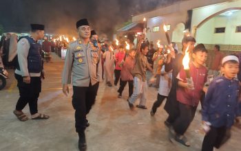 Polsek Setu Laksanakan Pengamanan dan Pengawalan Pawai Obor 1447 H Jamaah Masjid Al-falah Desa Lubang Buaya