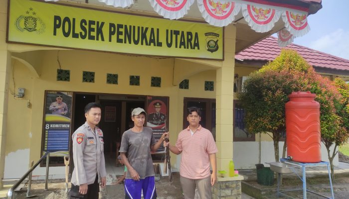 DUKUNG OPS SENPI MUSI 2025, WARGA PENUKAL UTARA SERAHKAN 2 PUCUK SENPI RAKITAN KE POLSEK