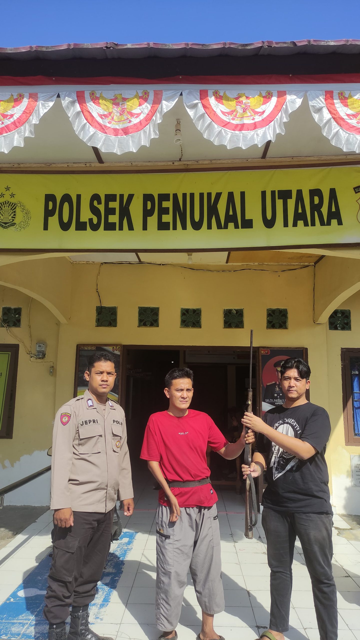 Wujudkan Kamtibmas Kondusif, Polsek Penukal Utara Terima Penyerahan Sukarela Senpi Rakitan dari Warga