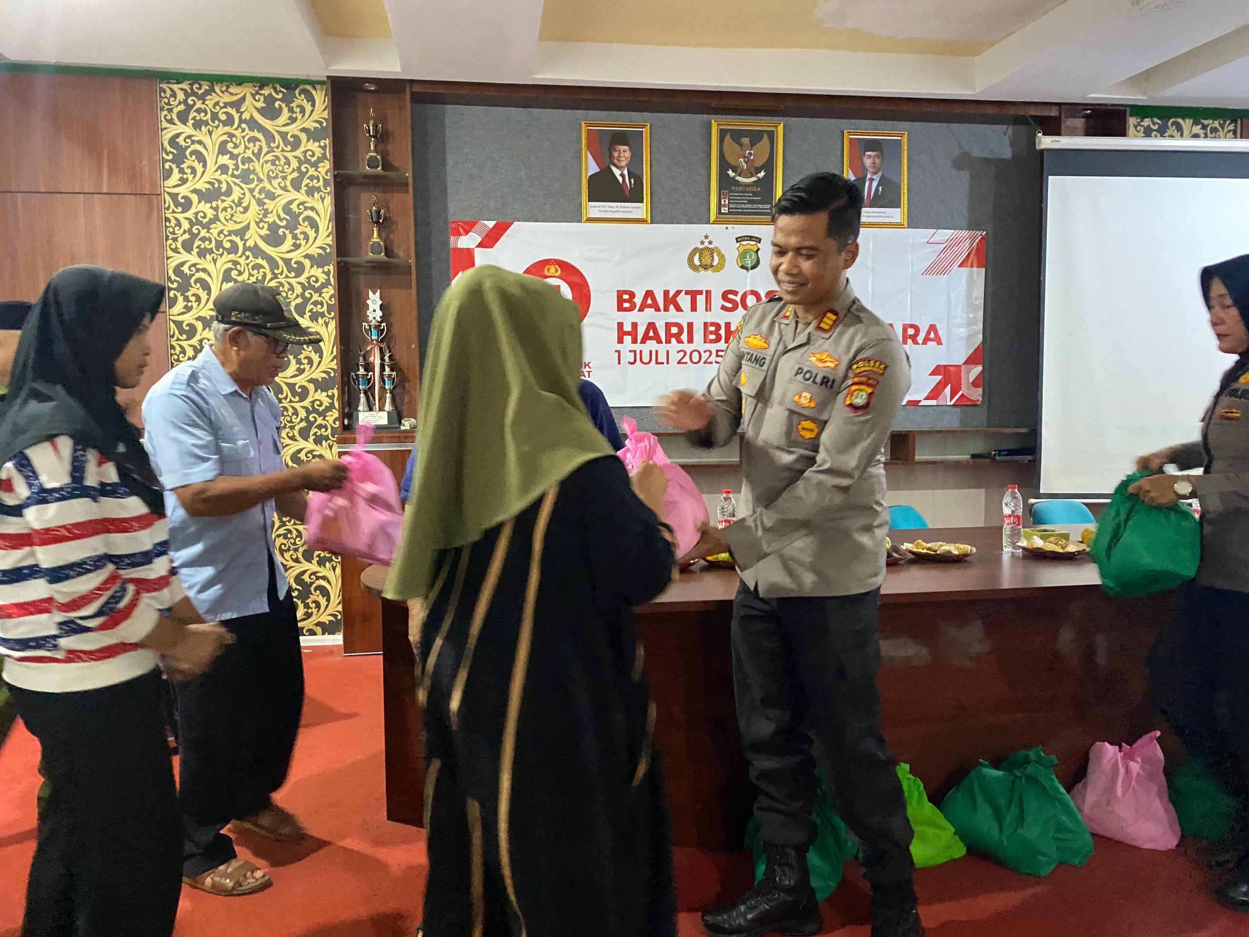 Sambut HUT Bhayangkara ke - 79, Polsek Cikarang Barat Gelar Bakti Sosial di Desa Sukadanau, 100 Paket Sembako Dibagikan kepada Warga