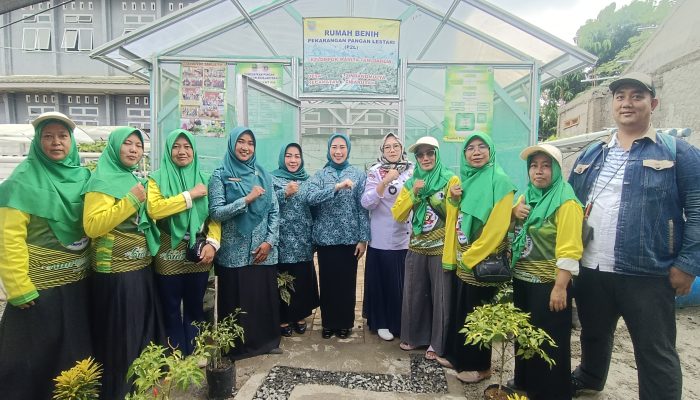 Pemberdayaan Perempuan di Bidang Pertanian: Ketua TP PKK Kabupaten Bekasi Kunjungi KWT Dahlia