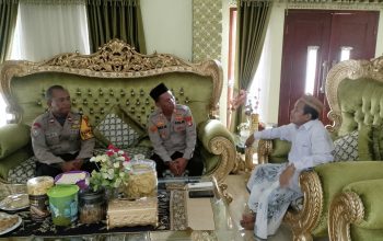 Kapolsek Cibarusah Perkuat Hubungan dengan Tokoh Agama melalui Silaturahmi