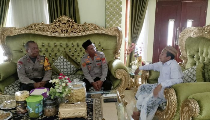Kapolsek Cibarusah Perkuat Hubungan dengan Tokoh Agama melalui Silaturahmi