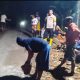 Anggota Bhabinkamtibmas Polsek Binakal Polres Bondowoso Bersama Babinsa dan Warga Desa Sumber Waru Bergotong Royong Membangun Akses Jalan Desa