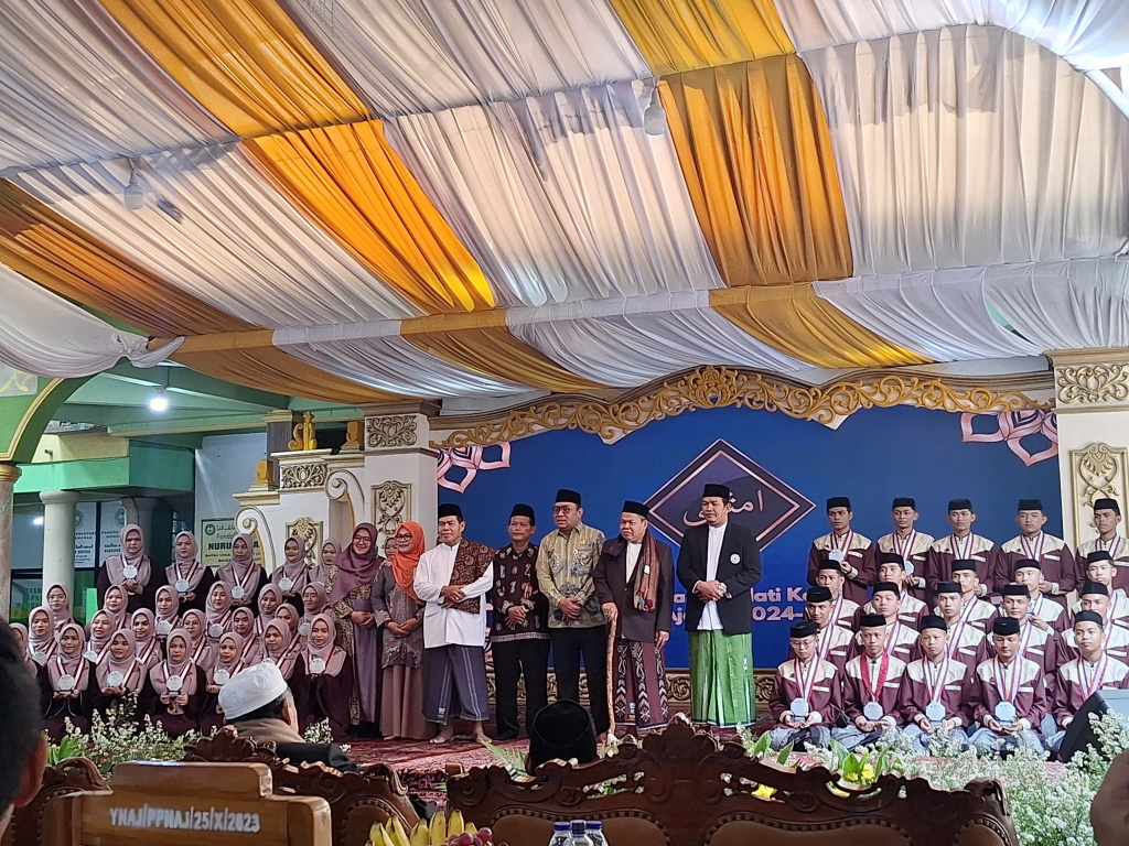 Haflah Akhirussanah Nurul Amanah 2025: Santri Berprestasi, Pesan Abah Sulthon Menyentuh Hati