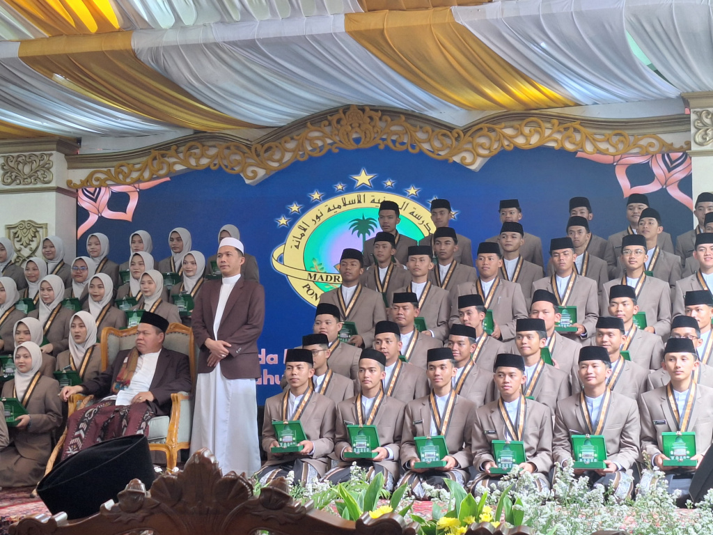 Haflah Akhirussanah Nurul Amanah 2025: Santri Berprestasi, Pesan Abah Sulthon Menyentuh Hati