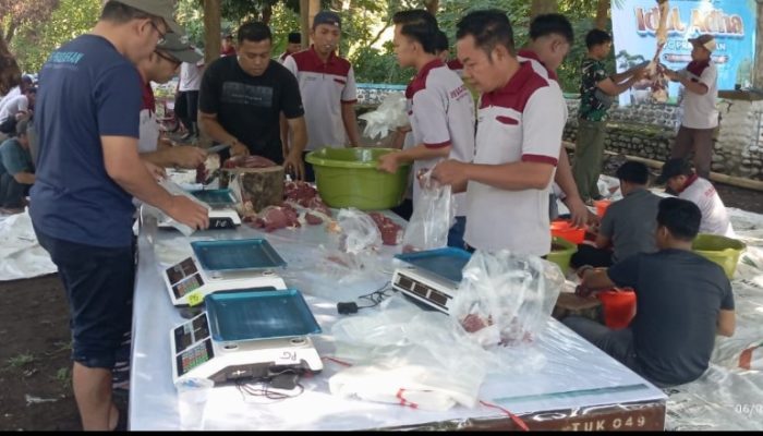 PG Pradjekan Bagikan 840 Bungkus Daging Kurban ke Masyarakat