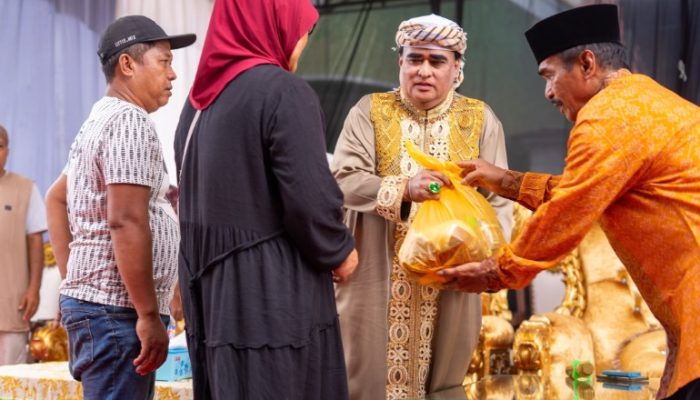 Dimas Kanjeng Taat Pribadi Sumbang 2 Ribu Paket Sembako, Serta Bagikan Daging Kurban