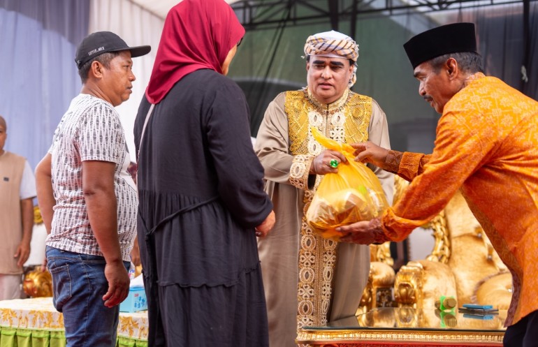 Dimas Kanjeng Taat Pribadi Sumbang 2 Ribu Paket Sembako, Serta Bagikan Daging Kurban