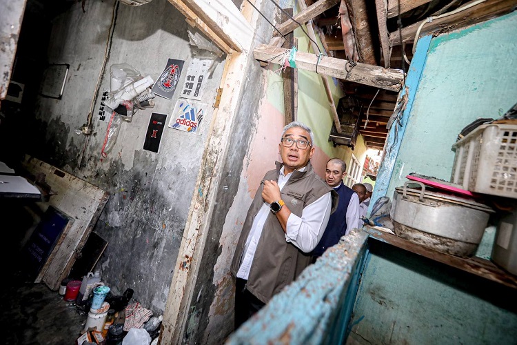 Walikota Bandung Bersama Kepala Dinas Dpkp Monitoring Rutilahu Di Kelurahan Kopo