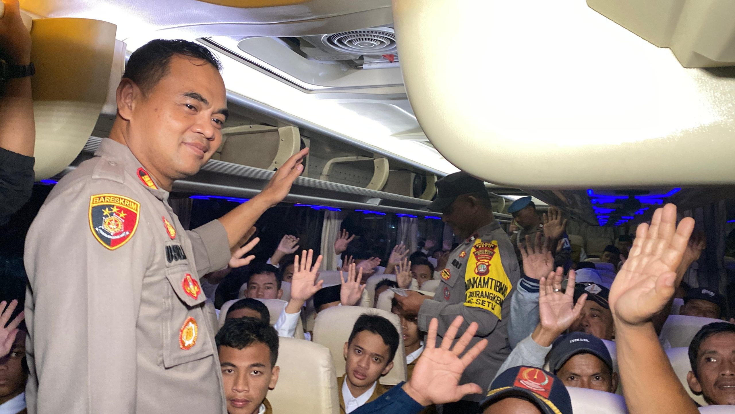 Kapolsek Setu Pimpin Pelepasan 700 Warga ke Monas untuk Memeriahkan Hari Bhayangkara ke - 79