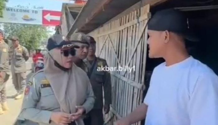 Viral! Warga Bekasi Protes Penggusuran, Robek Surat Pemberitahuan di Depan Petugas