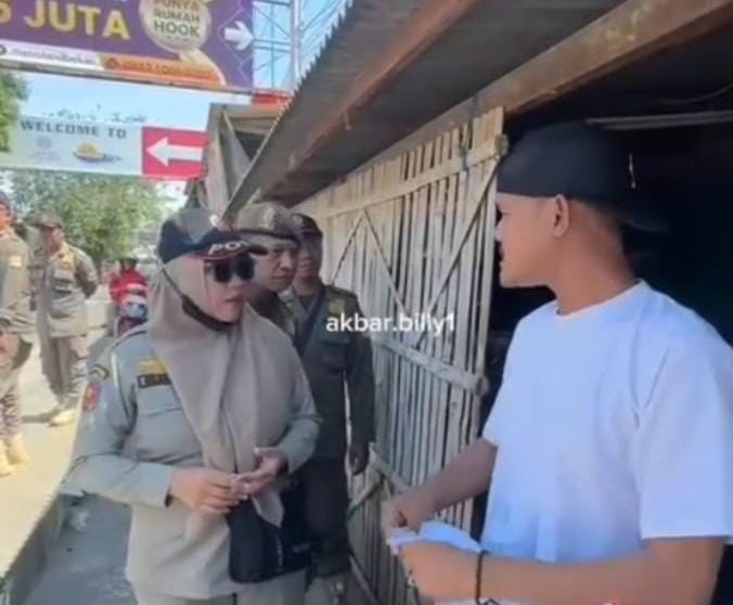 Viral! Warga Bekasi Protes Penggusuran, Robek Surat Pemberitahuan di Depan Petugas