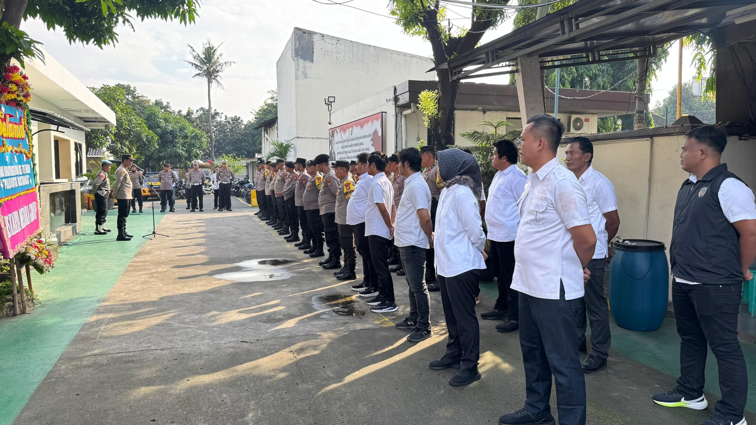 Kapolsek Cikarang Barat Pimpin Apel Pagi, Tegaskan Komitmen Profesionalisme dan Pelayanan Prima kepada Masyarakat