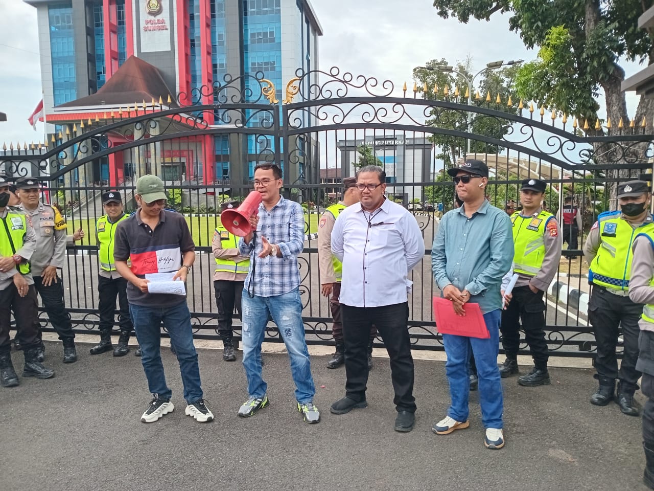 Diduga Terima Setoran Dari Mafia Ilegal Renifery Dan Drilling, Kapolsek dan Kanitreskrim Polsek Keluang Dilaporkan Ke Polda Sumsel