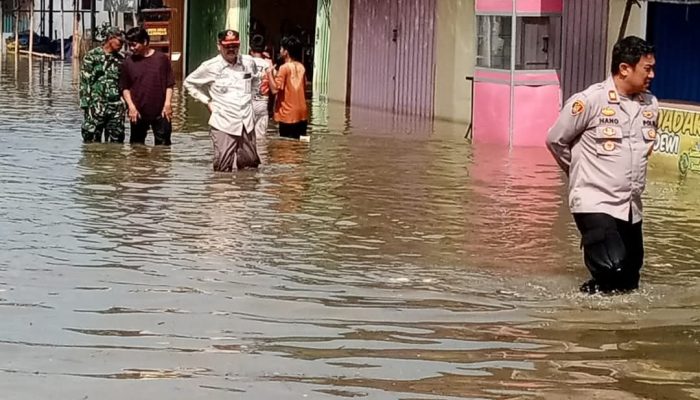 Camat Sukakarya Tinjau Lokasi Banjir di Villa Kencana Sukajadi