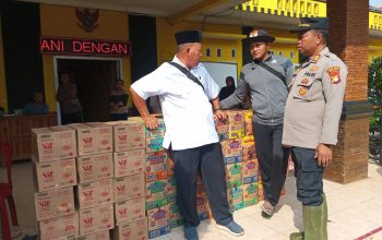 Banjir Bekasi, Kapolsek Tambelang Turun Langsung Bantu Warga Sukamekar