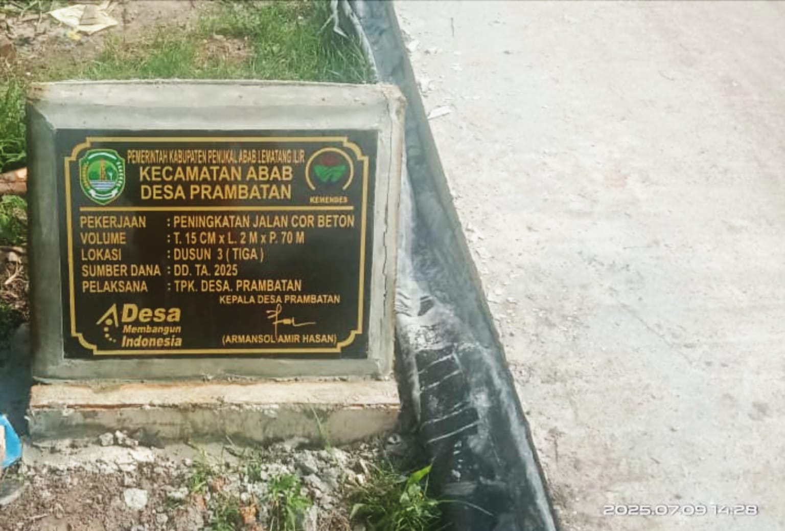 Masyarakat Ucapkan Terimakasi Kepada Pemdes Prambatan Atas di Bangunnya Jalan Cor Beton