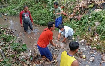 Pemerintah Desa Muara Dua Menggelar Gotong Royong Untuk Membersihkan Sungai Penyeluangan dan Lapangan
