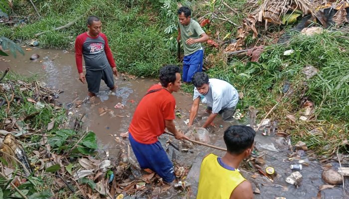 Pemerintah Desa Muara Dua Menggelar Gotong Royong Untuk Membersihkan Sungai Penyeluangan dan Lapangan
