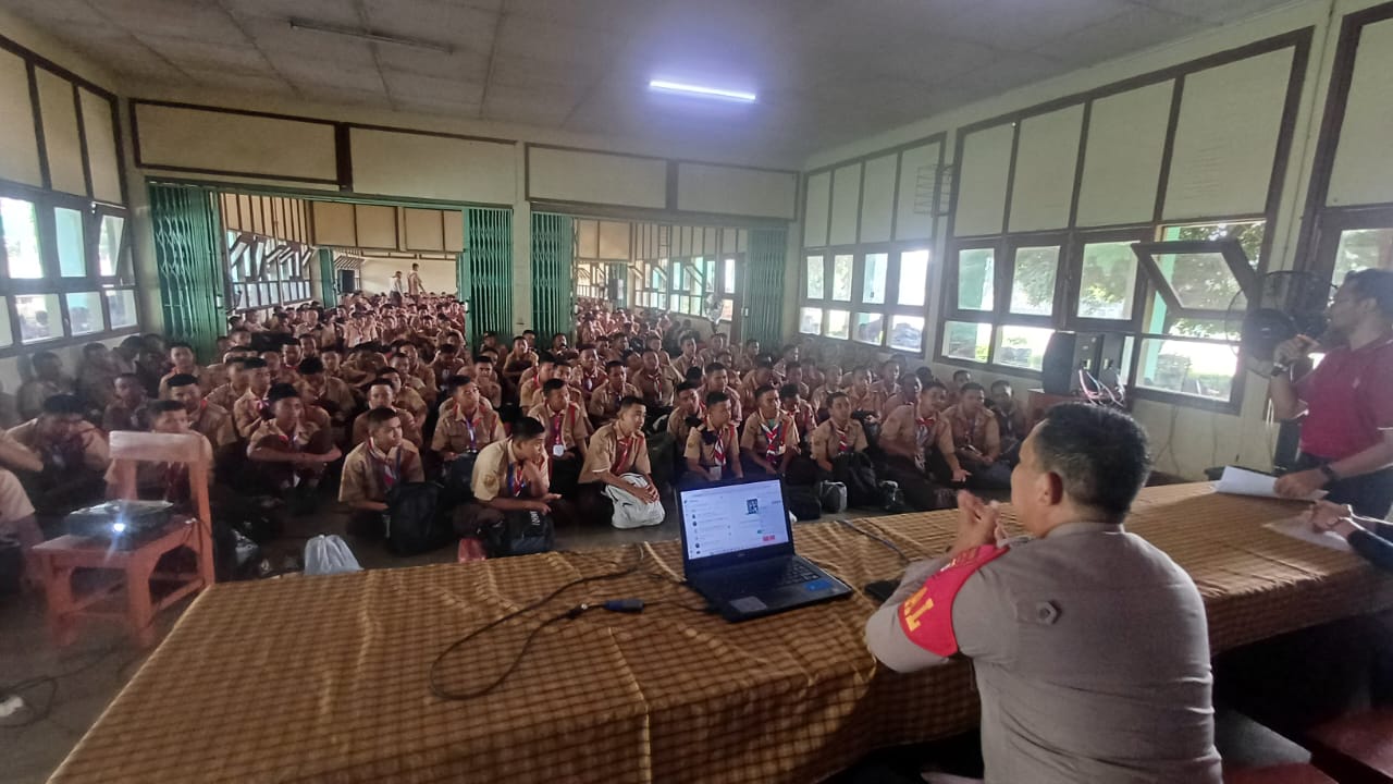 Pelajar SMKN 01 di bekali Etika Berlalu Lintas dan Wawasan Anti Bullying oleh Polsek Cikarang Barat
