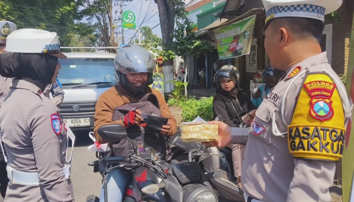Satlantas Polres Bondowoso melaksanakan Operasi Patuh Semeru 2025 dengan Bagikan Besek Tape, Wujud Kepedulian pada Budaya Lokal
