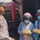 Satlantas Polres Bondowoso melaksanakan Operasi Patuh Semeru 2025 dengan Bagikan Besek Tape, Wujud Kepedulian pada Budaya Lokal