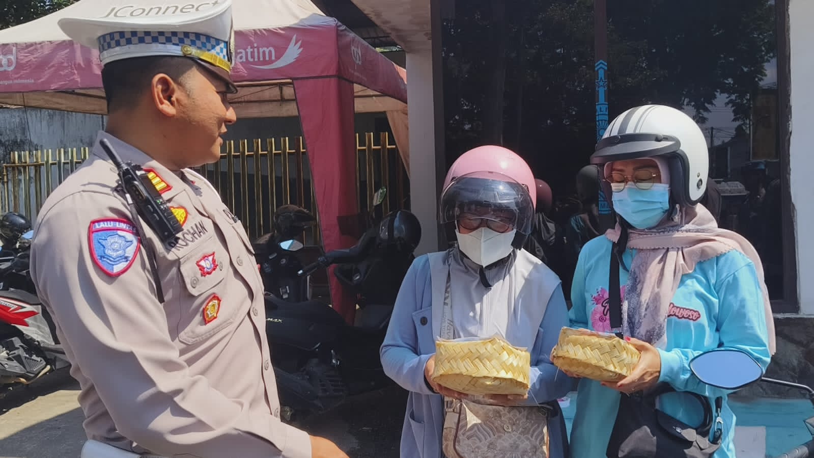 Satlantas Polres Bondowoso melaksanakan Operasi Patuh Semeru 2025 dengan Bagikan Besek Tape, Wujud Kepedulian pada Budaya Lokal