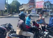 Polres Bondowoso Beri Himbauan dan Bantuan Air Minum kepada Pengantre BBM