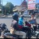 Polres Bondowoso Beri Himbauan dan Bantuan Air Minum kepada Pengantre BBM