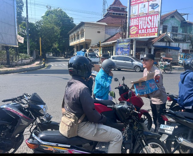 Polres Bondowoso Beri Himbauan dan Bantuan Air Minum kepada Pengantre BBM
