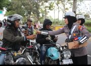 Polwan Cantik Bagikan Ratusan Minuman Segar Dibagikan Untuk Pengantri BBM di SPBU