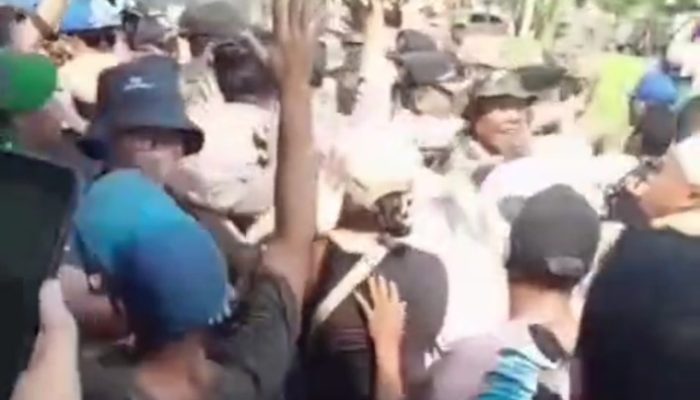 Ketegangan Mewarnai Pembagian Surat Peringatan Ketiga Bangunan Liar di Pulo Timaha Babelan