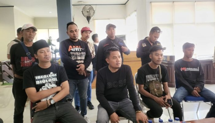 Bersama Ami: Kubur Janji Busuk Dprd Jatim Dengan Sampah 