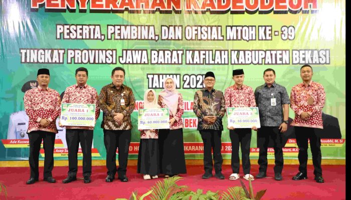 Kafilah Kabupaten Bekasi Peserta MTQH Ke-39 Jabar Terima Hadiah Uang Kadeudeuh