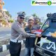Merah Putih Untuk Negeri, Satuan Lalu Lintas Polres Lampung Utara Bagkan Bendera Ke Pengendara