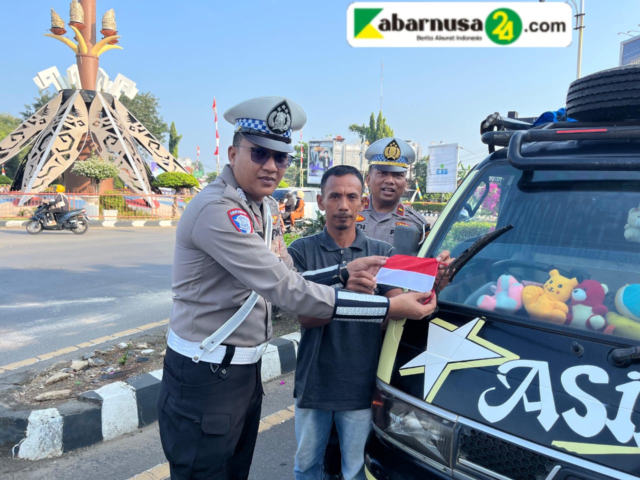 Merah Putih Untuk Negeri, Satuan Lalu Lintas Polres Lampung Utara Bagkan Bendera Ke Pengendara