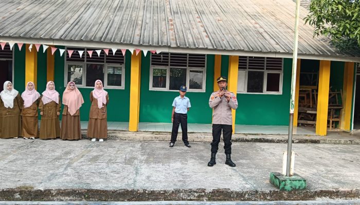 Kapolsek Cibarusah Jadi Pembina Upacara di SMP Al Manar Cibarusah