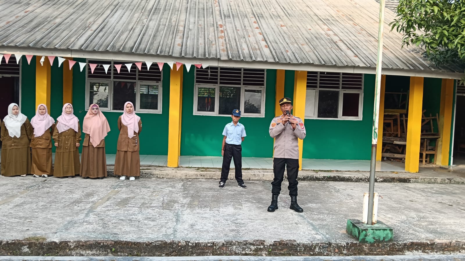 Kapolsek Cibarusah Jadi Pembina Upacara di SMP Al Manar Cibarusah