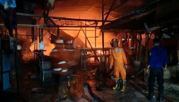 Si Jago Merah melalap Pabrik Tahu Dijalan umar baki