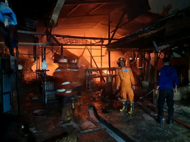 Si Jago Merah melalap Pabrik Tahu Dijalan umar baki