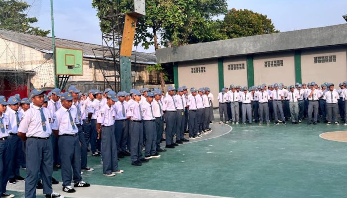 Kapolsek Cikarang Timur Inspirasi Generasi Muda: Pembina Upacara di SMK Bina Mitra