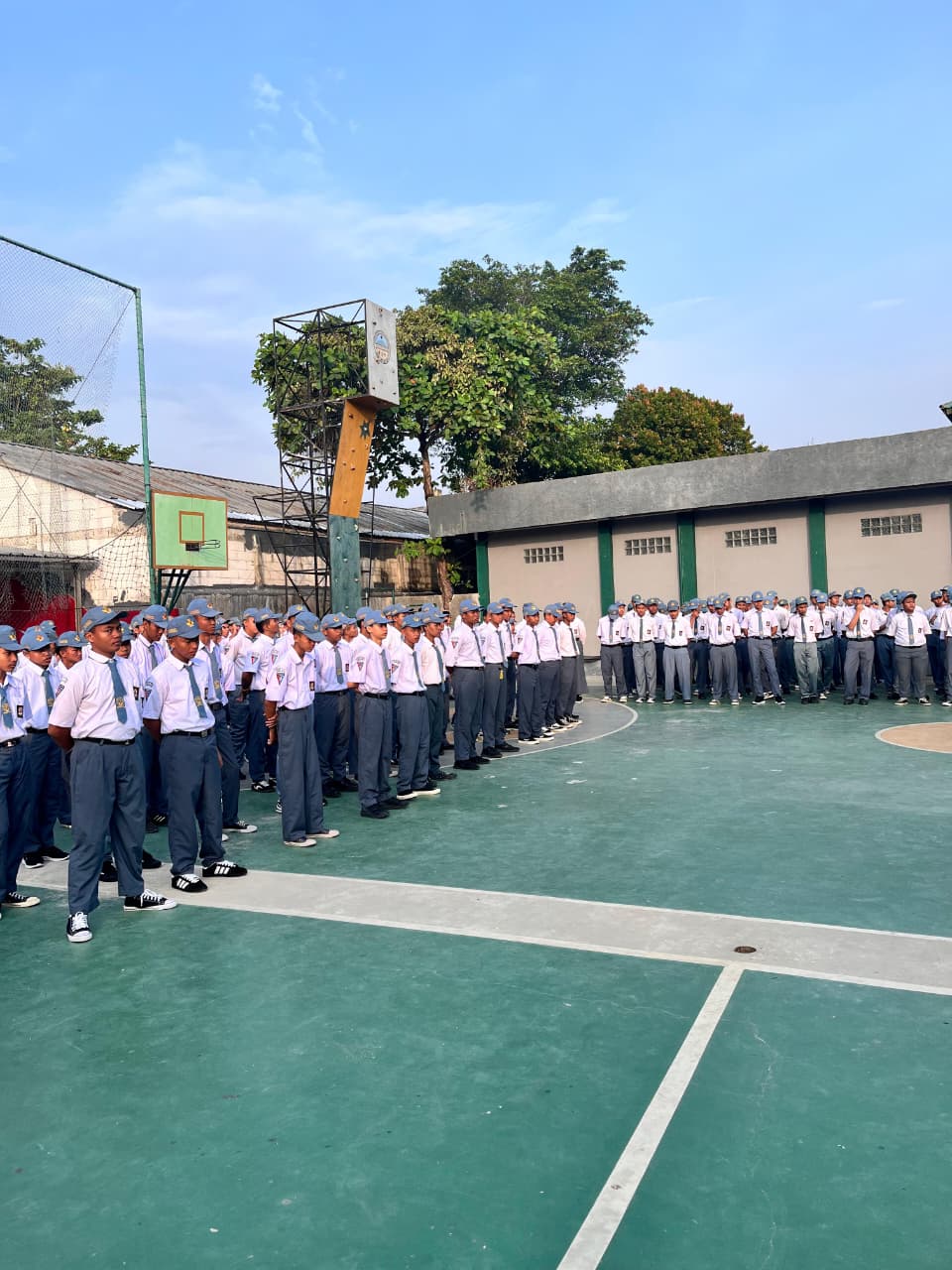 Kapolsek Cikarang Timur Inspirasi Generasi Muda: Pembina Upacara di SMK Bina Mitra