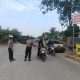 PEMBAGIAN BENDERA MERAH PUTIH KEPADA WARGA DAN PENGGUNA JALAN RAYA YANG DILAKSANAKAN OLEH POLSEK CIKARANG TIMUR