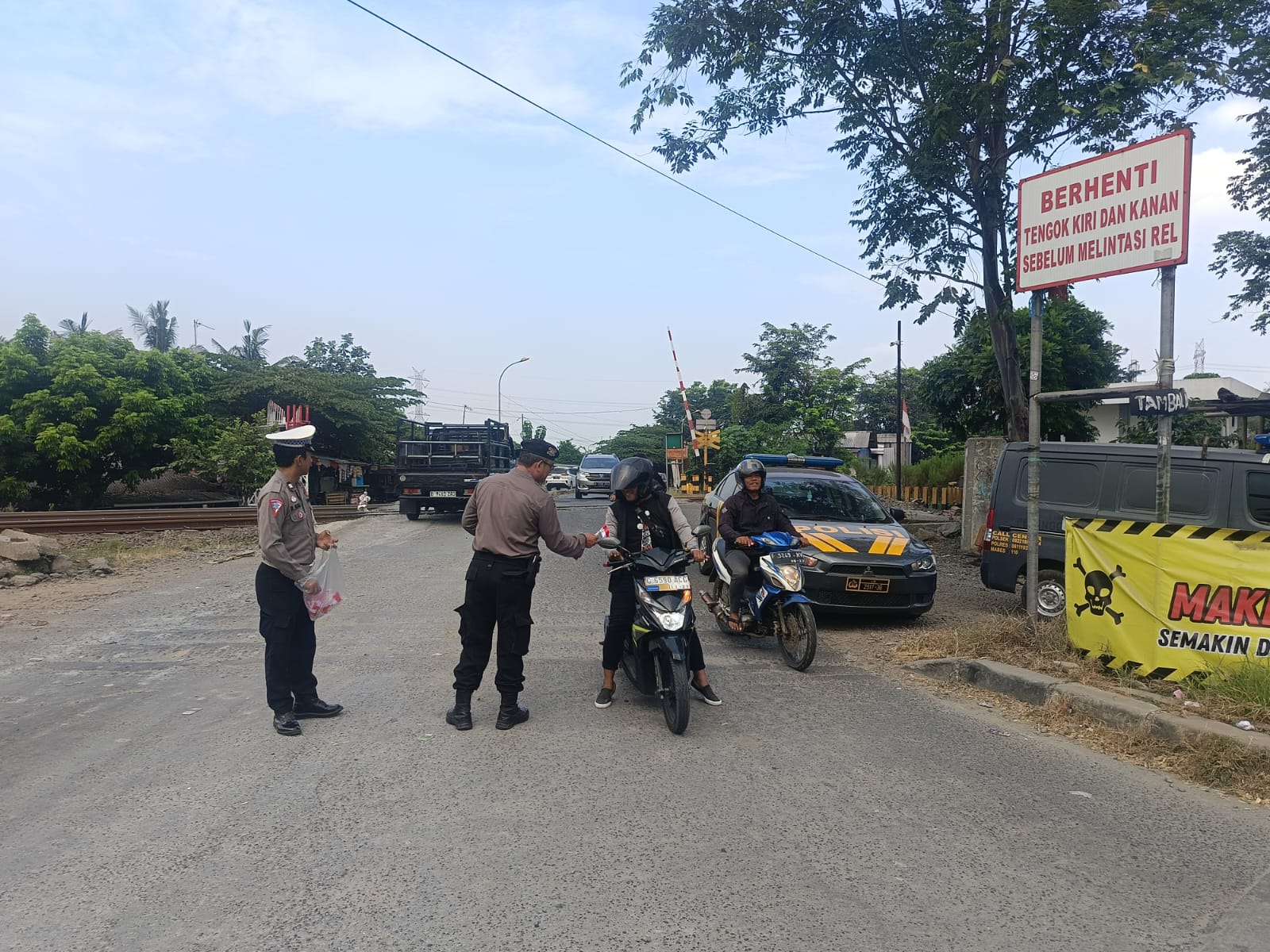 PEMBAGIAN BENDERA MERAH PUTIH KEPADA WARGA DAN PENGGUNA JALAN RAYA YANG DILAKSANAKAN OLEH POLSEK CIKARANG TIMUR